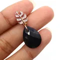 Pendentif feuille en or rose avec pierre naturelle noire facettée en goutte d'eau - Agate noire