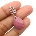 Pendentif en pierre naturelle goutte rose avec fermoir feuille d'or et zircons - Rhodonite