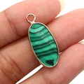 Ovale malachiet hanger met groene strepen en een vergulde metalen rand voor sieraden - Malachiet