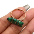 Dettaglio dell'anello a pesce in malachite fatto a mano con filo d'oro e fascia regolabile - Malachite