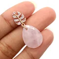Pendentif feuille de monstera or rose avec pierre de quartz rose facettée - Quartz rose