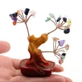 Mini handgemaakte edelsteen geluksboom met harsbasis vastgehouden in de hand - Kleurrijk