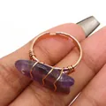 Anello artigianale in filo dorato con pietra naturale viola e design aperto regolabile - Ametista