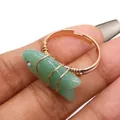 Anello artigianale con pesce in pietra verde e fascia regolabile in filo dorato - Avventurina Verde