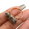 Handgemaakte gouden ring met natuurlijke dalmatiër jaspis steen en klein kristal detail - Dalmatijnse jaspis