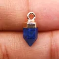 Macro-opname van gefacetteerde lapis lazuli zeshoekige hanger met gouden kap voor DIY-sieraden - Lapis lazuli