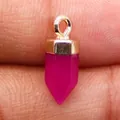 Macro-opname van roze zeshoekige prisma stenen hanger met gouden metalen sluiting - Rozerode Chalcedoon