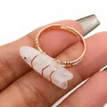 Handgemaakte gouden ring met lichtroze kristal en een verstelbare open ringband - Bergkristal