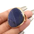 Detalle de anillo dorado ajustable con gran piedra ovalada azul oscuro en la mano - Abierto Ajustable / Lapislázuli