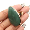 Vista detallada de un anillo con gran piedra verde en forma de gota y banda dorada ajustable - Abierto Ajustable / Aventurina Verde