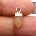 Hanger van roze natuursteen in zeshoekige prisma met goud vergulde metalen ring - Topaas