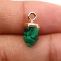 Groene malachiet zeshoekige kolom hanger met gouden oogje ter maatvergelijking - Malachiet