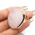 Anillo dorado ajustable con una piedra natural rosa ovalada pulida en un engaste - Abierto Ajustable / Cristal de roca
