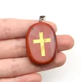 Detalle de colgante ovalado de jaspe rojo con cruz dorada y enganche de plata - Jaspe Rojo