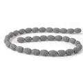 Macro-opname van ovale grijze lavasteenkralen met poreuze textuur voor DIY-sieraden - 9x12mm, 24g / Grijs