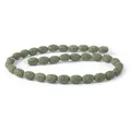 Macro-opname van ovale groene lavasteen kralen met natuurlijke poreuze textuur voor DIY - 9x12mm, 24g / Olijfgroen