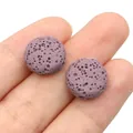Dettaglio di perle di pietra lavica viola con trama porosa per creazione di gioielli - 12 mm (spessore 6 mm) / N. 9 (Viola)