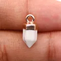 Howliet zeshoekige kolom hanger met roségouden kapje vastgehouden tussen de vingers - Howliet