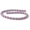 Detail van poreuze ovale lavasteen kralen in lavendel voor DIY aroma-sieraden maken - 9x12mm, 24g / Lichtpaars