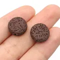 Dettaglio di perle di lava naturale marroni piatte con texture porosa per gioielli - 12 mm (spessore 6 mm) / N. 11 (Marrone scuro)