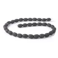 Macro-opname van ovale zwarte lavasteen kralen met poreuze textuur voor sieraden - 9x12mm, 24g / Zwart