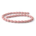 Macro-opname van roze ovale lavasteen kralen met poreuze textuur voor DIY-sieraden - 9x12mm, 24g / Roze