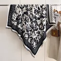 Detail van winter sjaal met vintage rozenpatronen en stippenranden met fijne franjes - Zwart