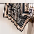 Eleganter Schal mit Blumenmuster in Schwarz-Beige und Fransen, im französischen Chic-Stil - Schwarz Kamel