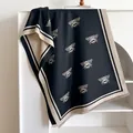 Elegante bufanda negra de tacto cachemira con bordado de abejas y bordes de flecos - 185cmx65cm / Negro