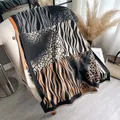 Detail van kasjmierachtige sjaal met zebra-patchwork en fijne franje-afwerking - Zwart / 185x65cm