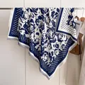 Marineblauwe kasjmier aanvoelende sjaal met rozenprint, stippen en franje randen - Blauw
