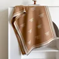Elegante chal color caramelo tacto cachemira con motivos de abejas y flecos - 185cmx65cm / Caqui