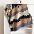Wintersjaal met abstract golfpatroon en franjes in khaki, zwart, grijs en beige - Bruin en Zwart