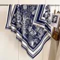 Damen Kaschmir-ähnlicher blau-weißer Blumenschal mit eleganten Fransen am Rand - Blau