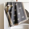 Elegante chal con estampado de abejas en gris y beige de suave cachemira - 185cmx65cm / Gris