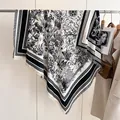 Damen Schal aus Kaschmir-Imitat mit schwarz-weißem Toile-de-Jouy Dschungel-Print - Schwarz