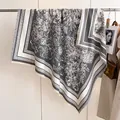 Klassischer schwarz-weißer Toile-de-Jouy-Kaschmirschal mit feinen Fransenrändern - Grau