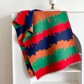 Kleurrijke imitatie kasjmier sjaal met golfpatroon en franjes in rood en groen - Cyaan