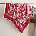 Detail van rozenpatroon en polkadots op warme pashmina sjaal met franje afwerking - Rood