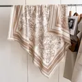 Klassischer Toile de Jouy Schal in Kaffeebraun mit Fransen für Herbst und Winter - Khaki