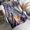 Donkerblauwe kasjmier sjaal met zebraprint en franjes over een luxe stoel - Blauw / 185x65cm