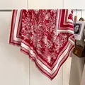 Quadratischer Schal mit rot-weißem Toile-de-Jouy-Print und Fransen im Kaschmir-Stil - Rot