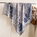 Châle pashmina gris à imprimé iris bleu avec des détails de franges délicates - Bleu