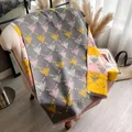 Bufanda con estampado de abejas gris y amarillo con flecos en sillón beige - 185cmx65cm / Gris