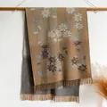 Elegante sciarpa in cashmere con motivo floreale cammello e grigio scuro e frange - Cachi