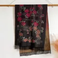 Elegante scialle nero effetto cashmere con motivi di fiordalisi colorati e frange - Nero