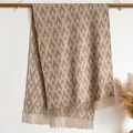 Sciarpa con motivo geometrico marrone e beige con frange su appendino in legno - 200x65cm / Bianco Sporco