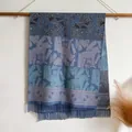 Ethno-Schal aus Kaschmir-Imitat in Dunkelblau mit Holzpferd- und Blumenmustern - Blau