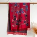 Sciarpa rossa effetto cashmere con motivo a fiordaliso e finiture con frange - Rosso