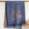 Marineblauer Schal mit Blumenstickerei, Roségold-Punkten und Fransen aus weichem Kaschmir - Blau